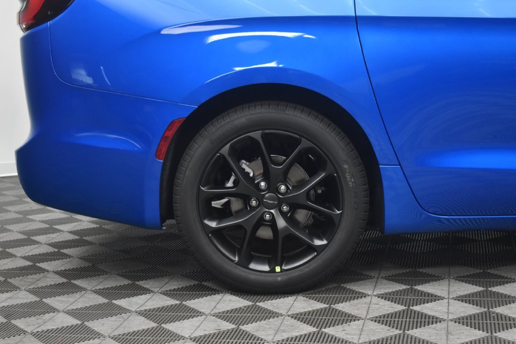 New 2027 Hydro Blue Pearl-Coat Paint Chrysler Select image 8
