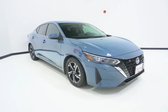 Used 2025  Nissan SV image 3
