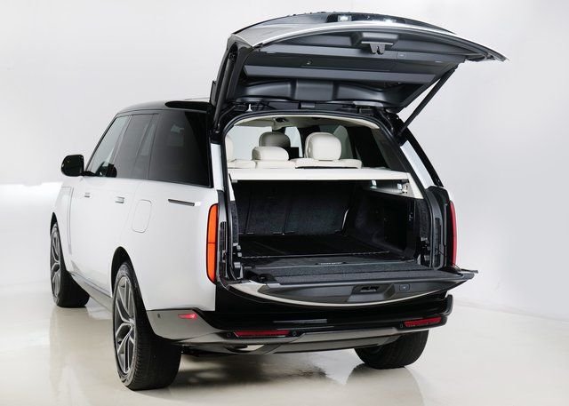 New 2026 Fuji White Land Rover SE image 32