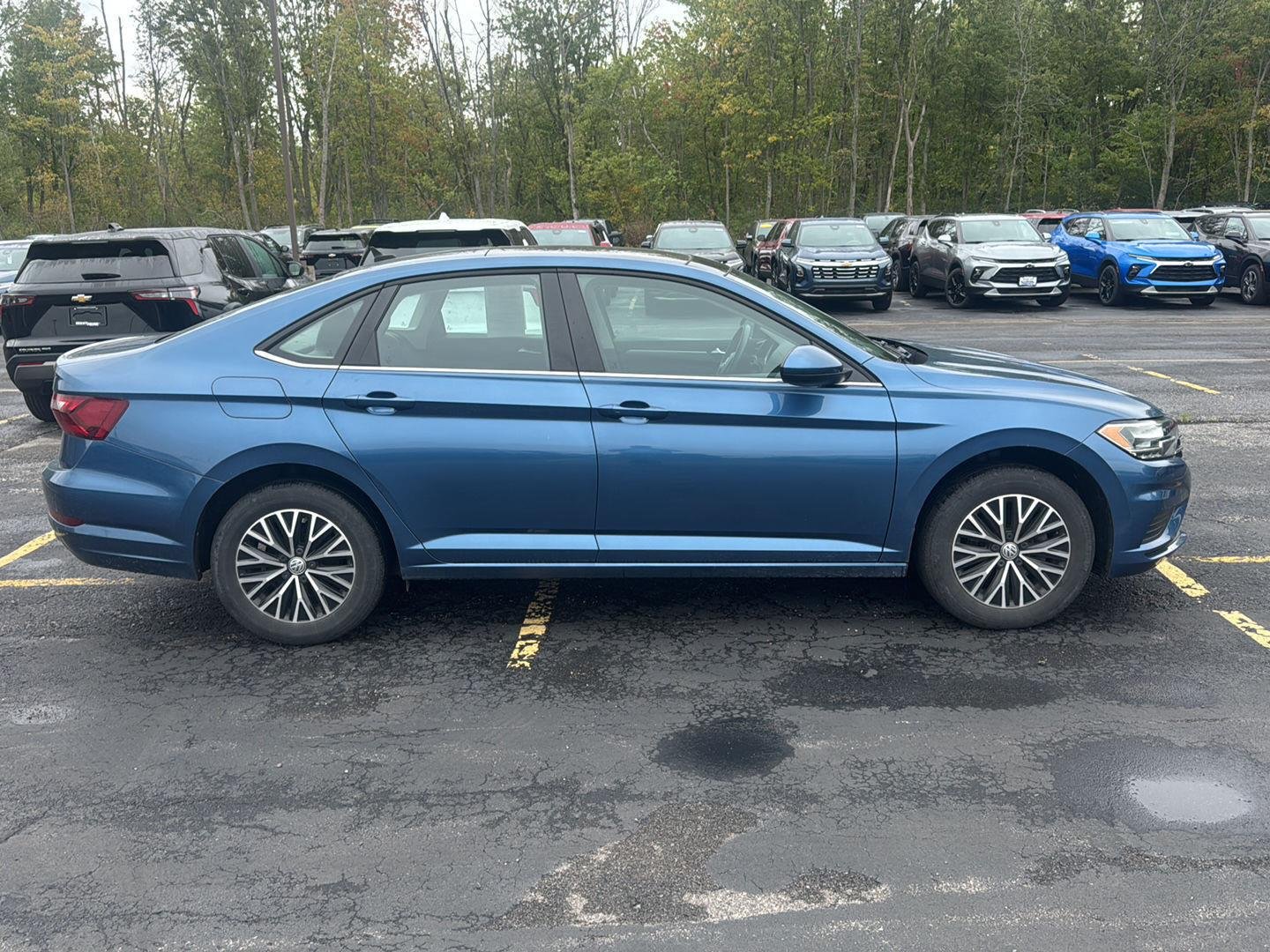 Used 2020 Blue Silk Metallic Volkswagen SE image 10