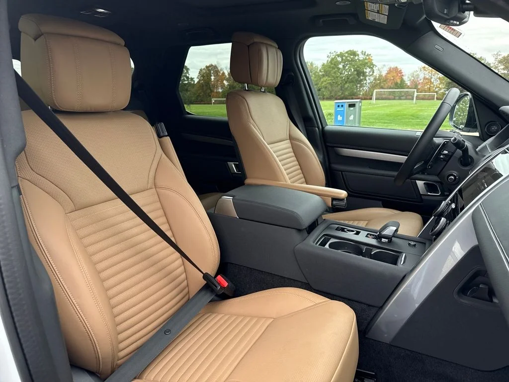 Used 2025 White Land Rover Dynamic SE image 18