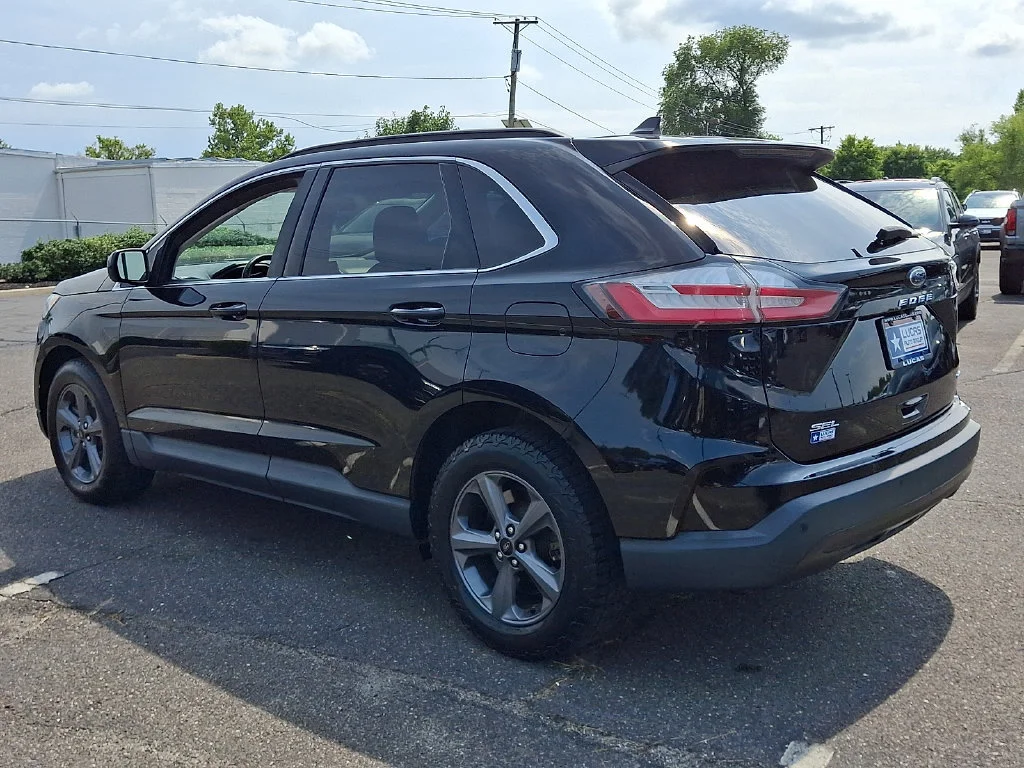 Used 2022 Black Ford SEL image 8