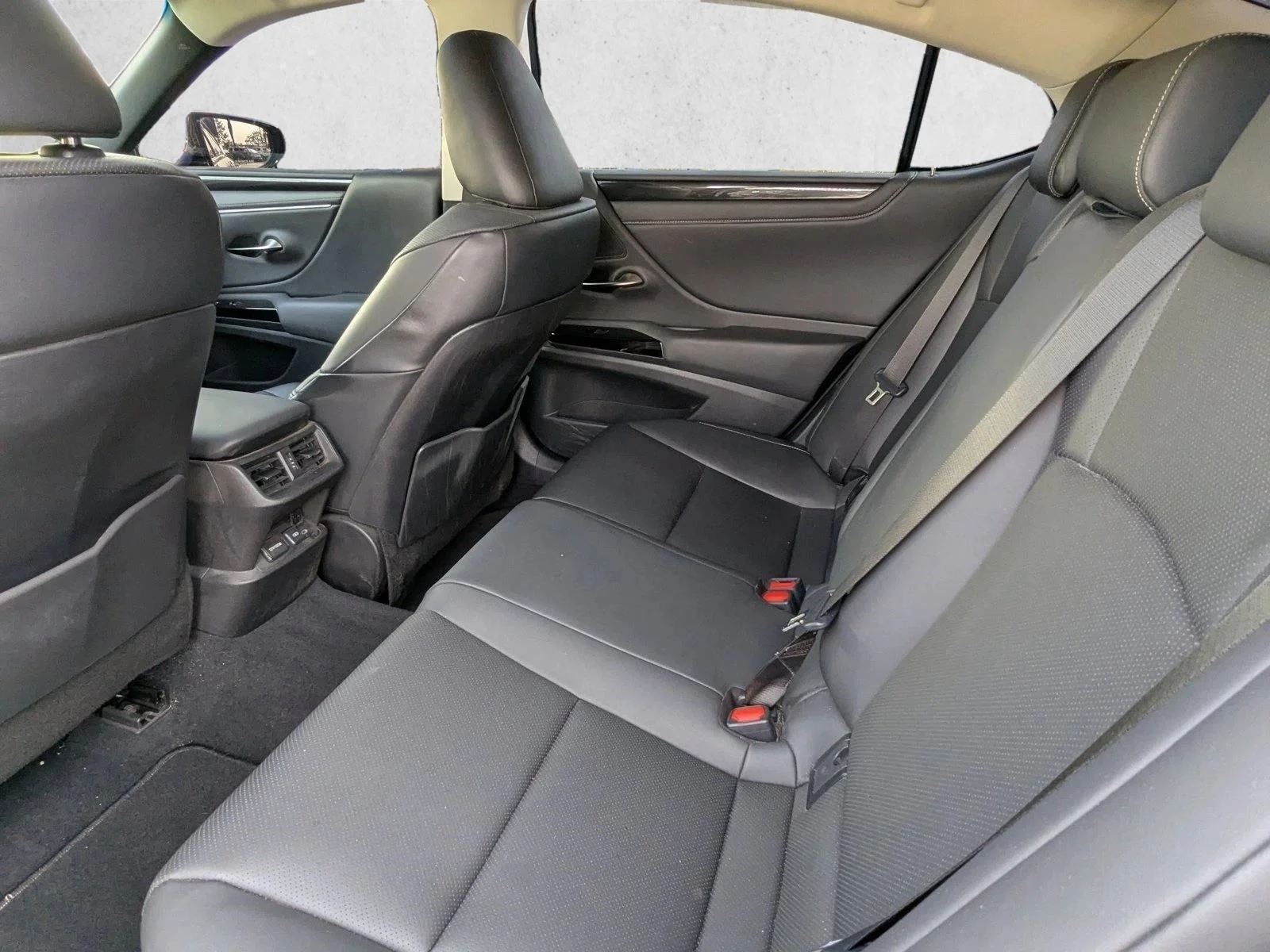 2024 Lexus ES 350 - Photo 18