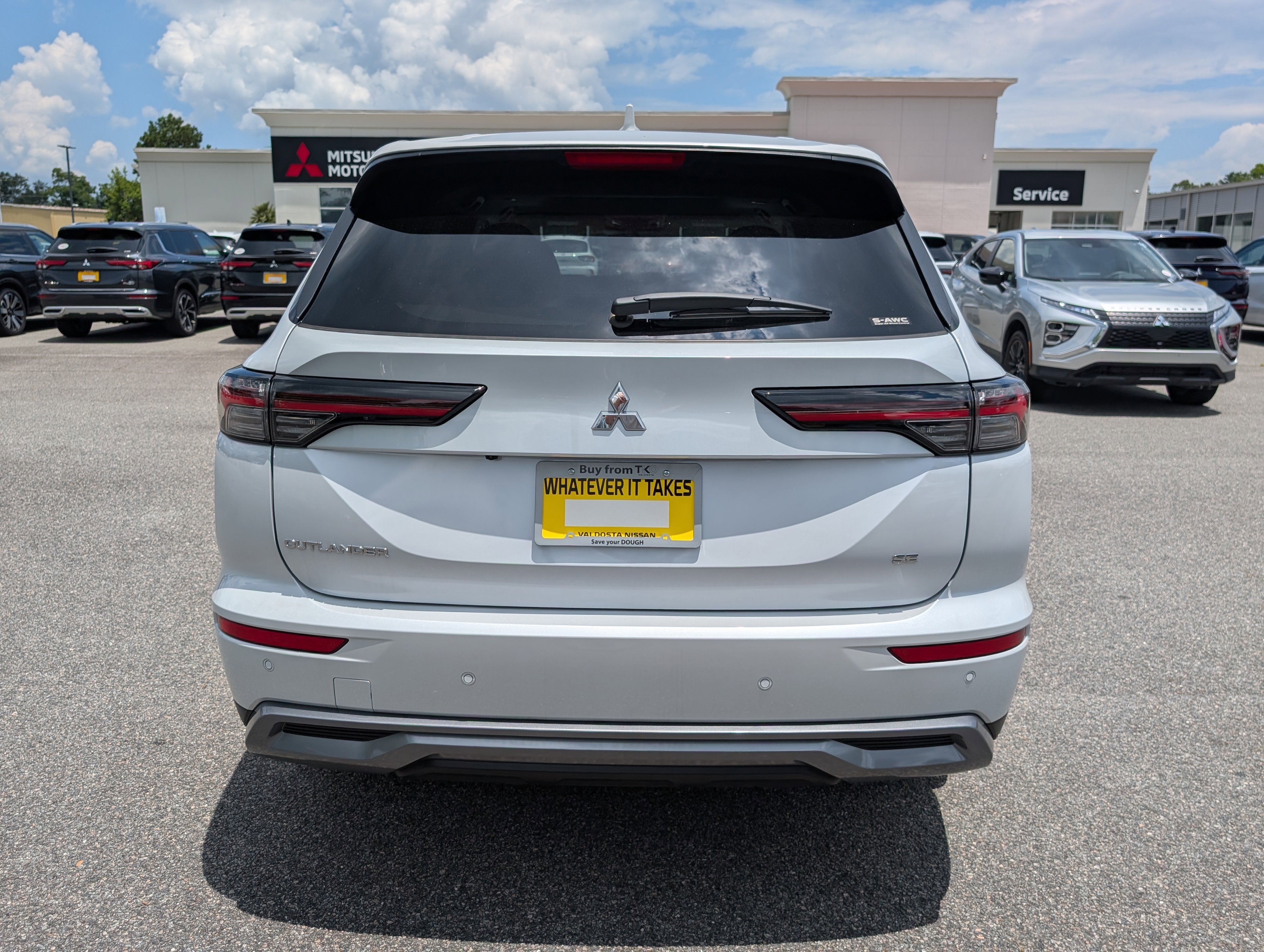 Used 2025 White Diamond Mitsubishi SE image 9