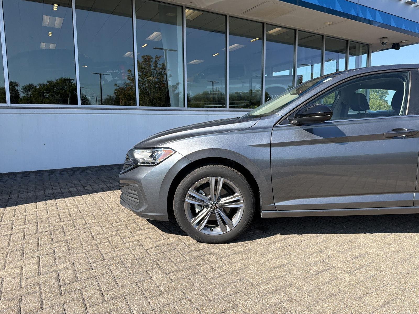 Used 2024 Pyrite Silver Metallic Volkswagen SE image 9