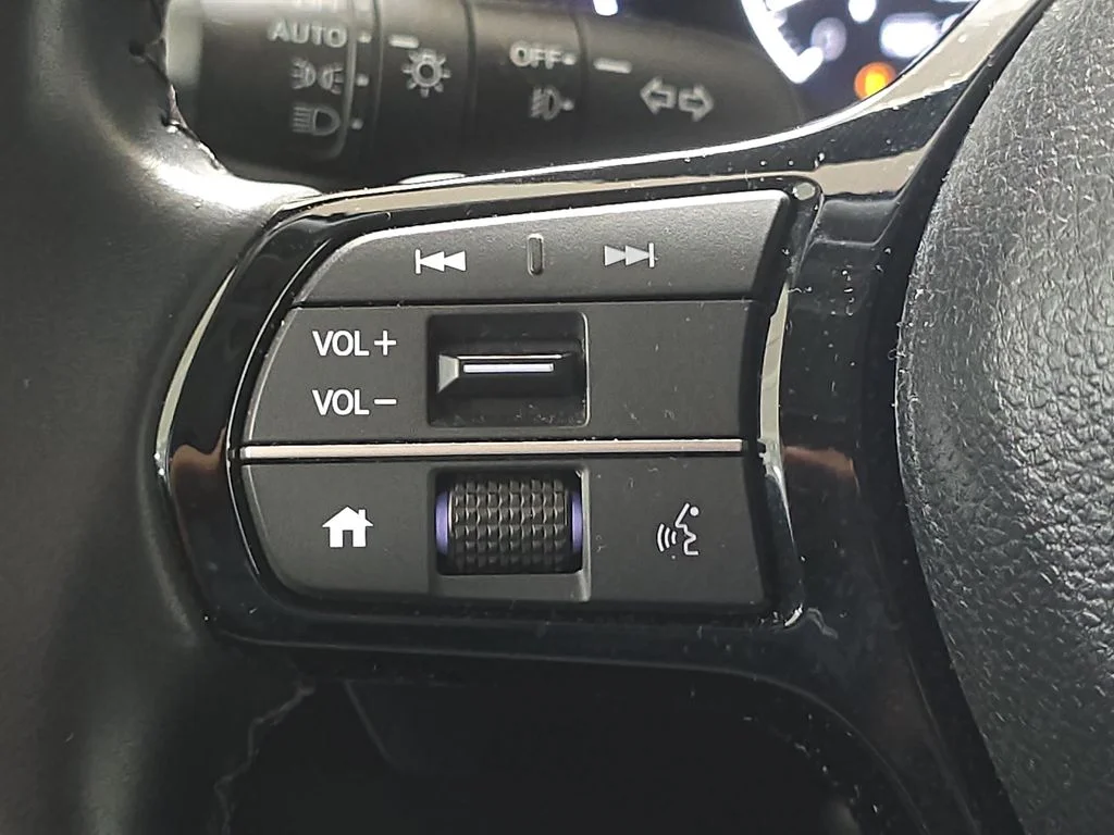 Used 2025 White Honda EX-L image 12