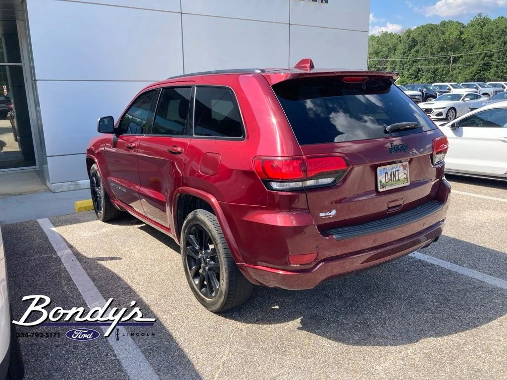 Used 2021 Velvet Jeep Laredo X image 3
