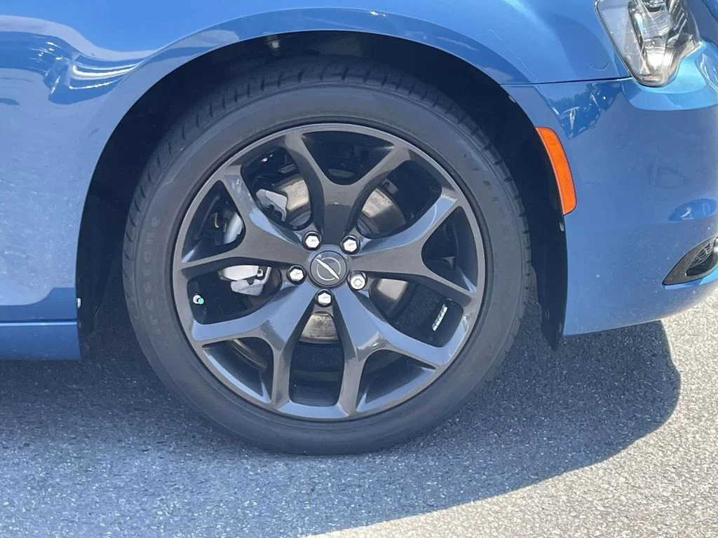 Certified Used 2022  Chrysler Touring image 10