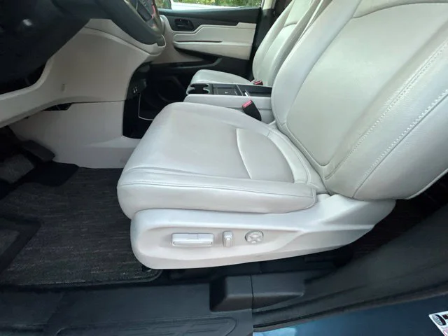 Used 2025 Silver Honda EX-L image 53