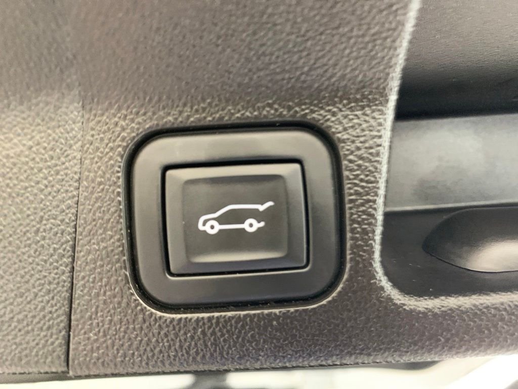 Used 2023 White GMC SLT image 18