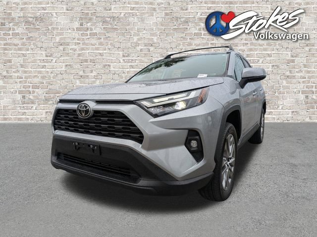 Used 2022 Silver Toyota XLE Premium image 8
