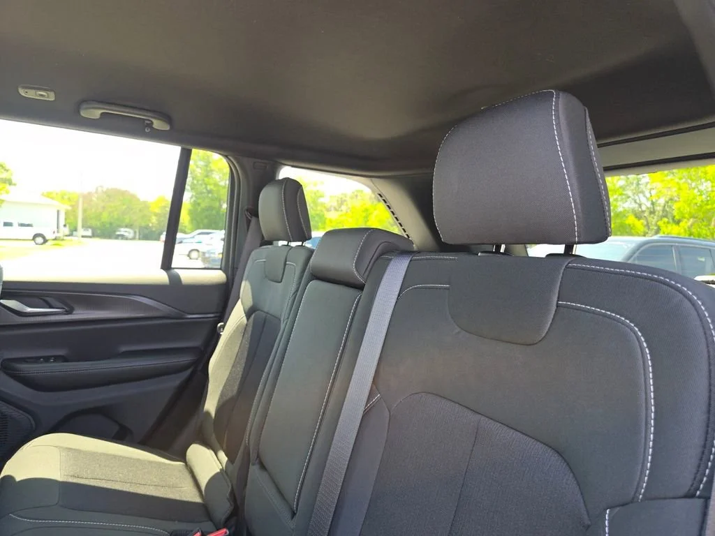 New 2026 Silver Zynith Exterior Paint Jeep Laredo image 7