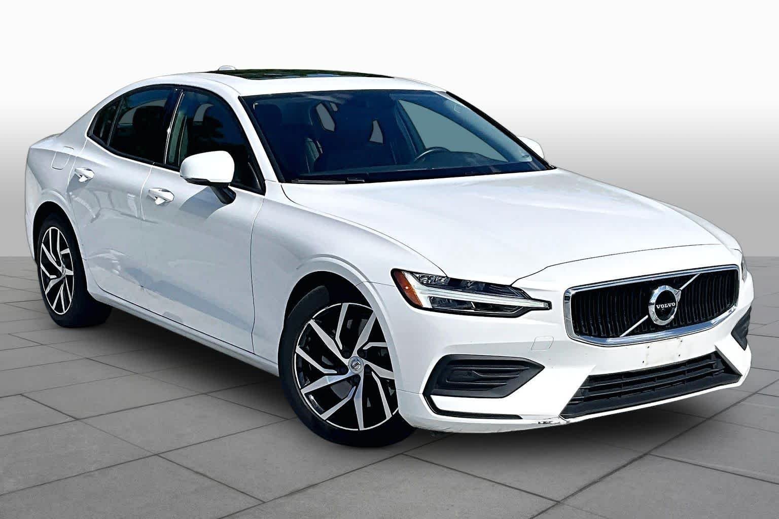 Used 2020 Crystal White Pearl Metallic Volvo Momentum image 3