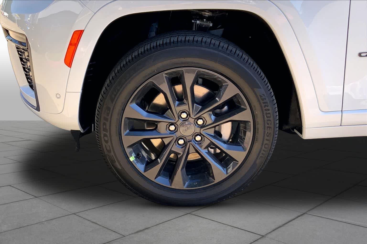 New 2026 Bright White Clear-Coat Exterior Paint Jeep Limited Reserve image 11