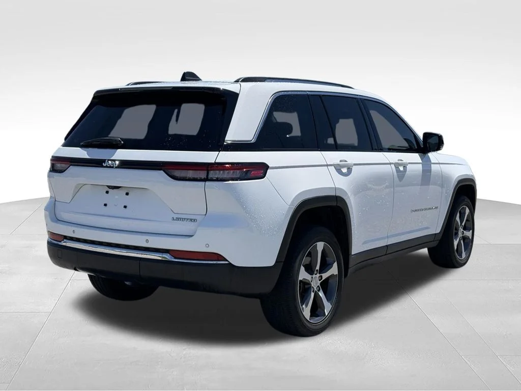 Used 2023 White/off-white Jeep Limited image 25