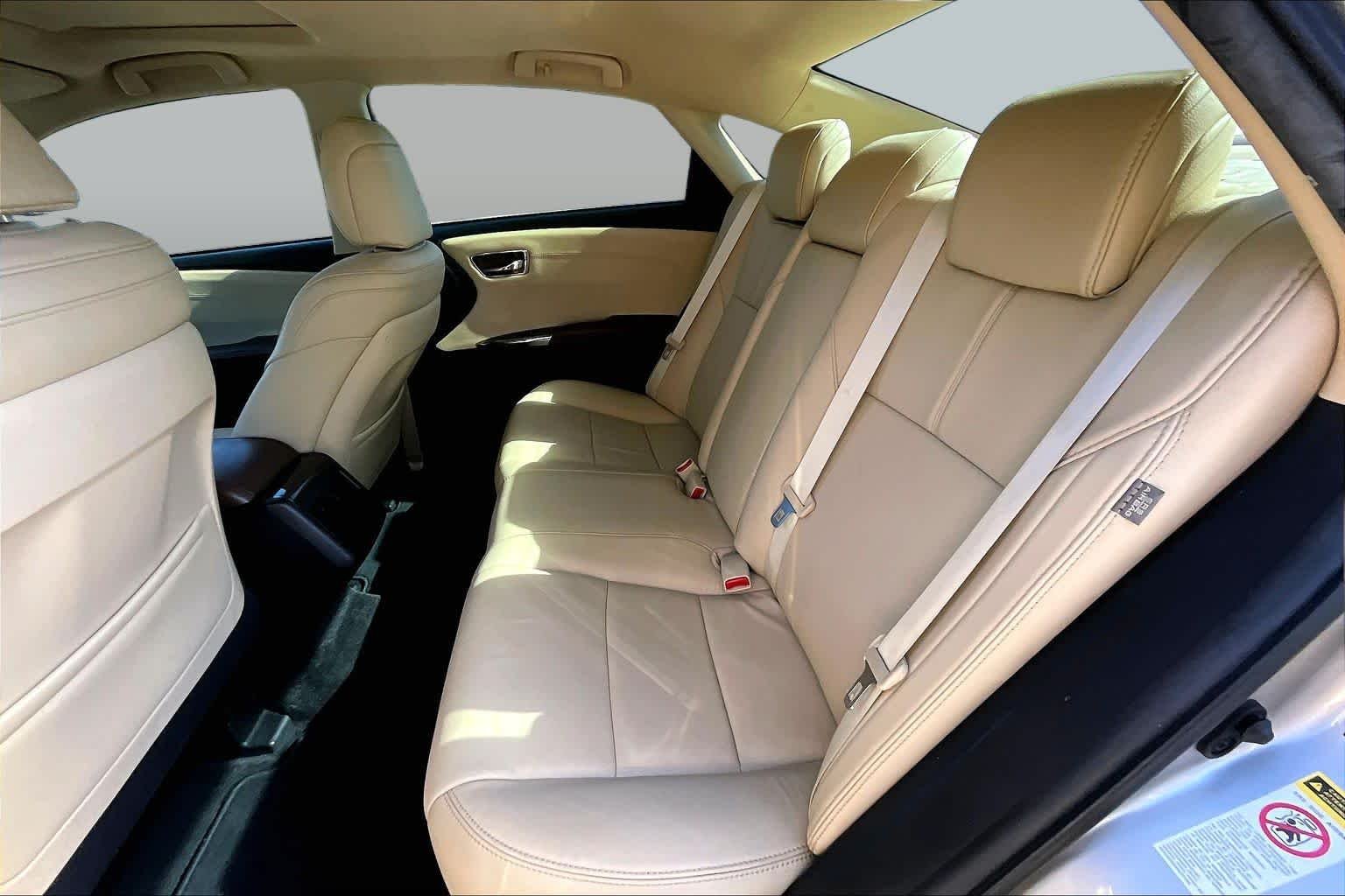 Used 2014 Creme Brulee Mica Toyota XLE image 21