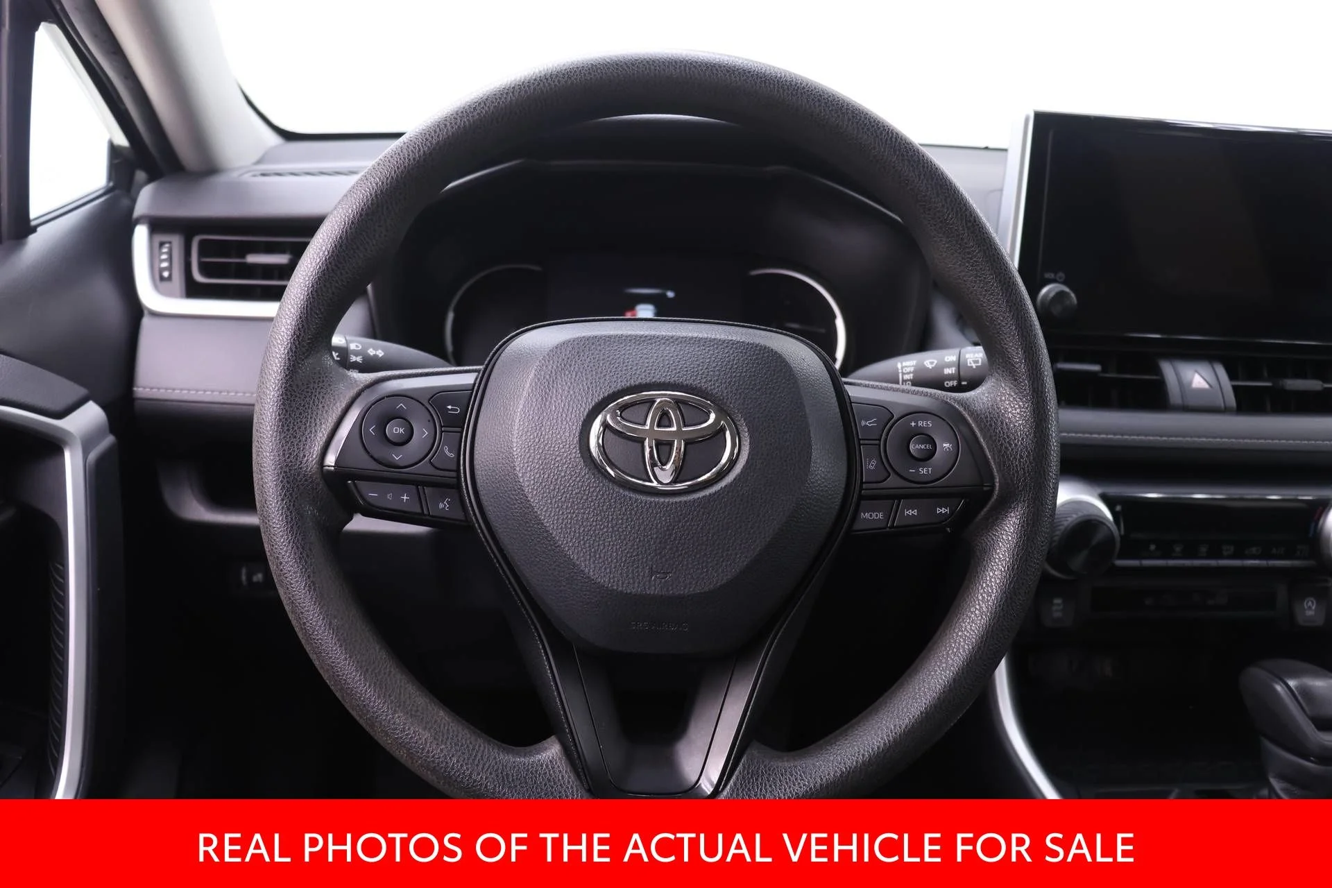 2023 Toyota RAV4 LE - Photo 14
