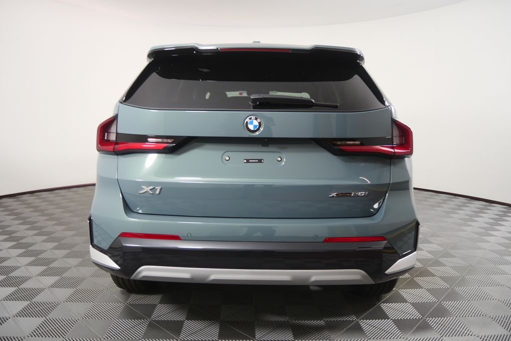 New 2026 Cape York Green Metallic BMW xDrive28i image 4