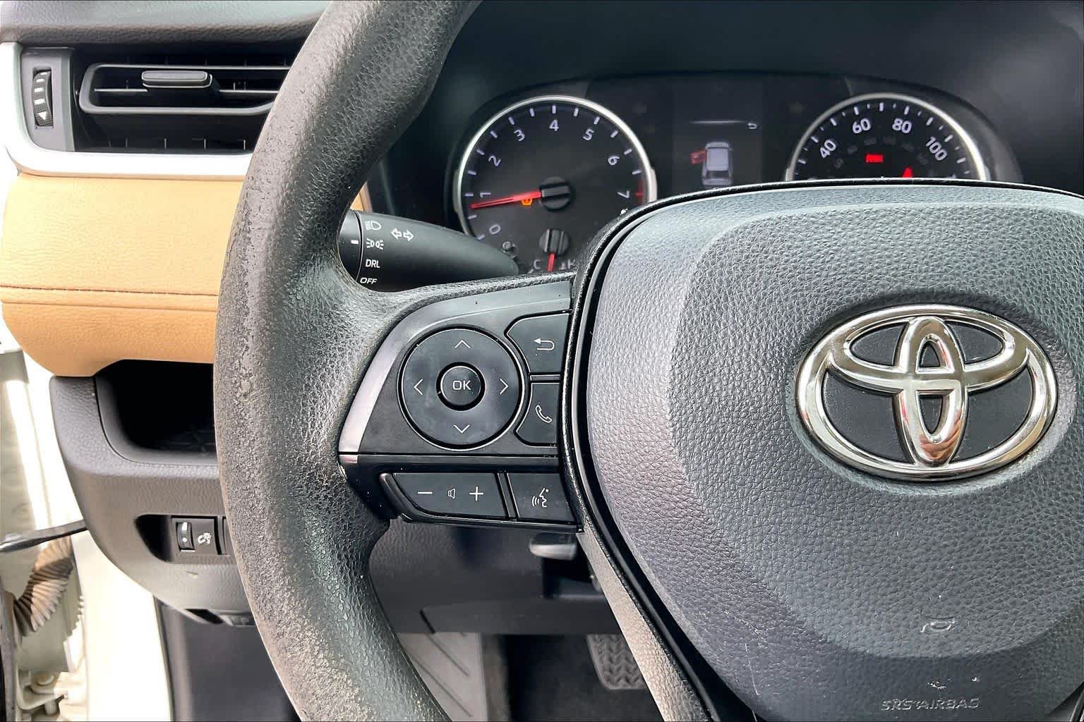 Used 2022 White Toyota LE image 22