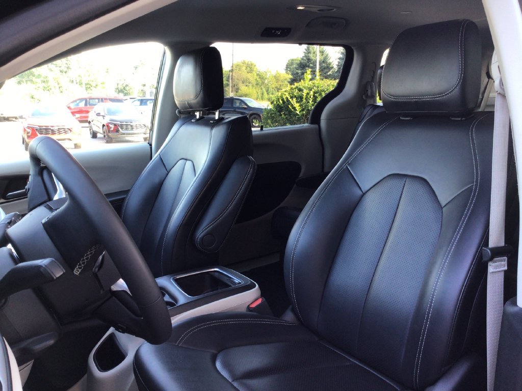 Used 2024 Black Chrysler Touring L image 24