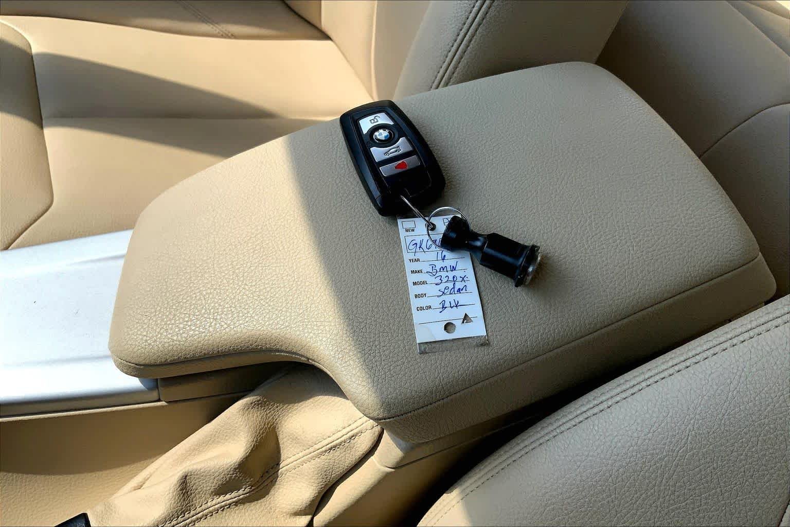 Used 2016 Black Sapphire Metallic BMW 320i xDrive image 14