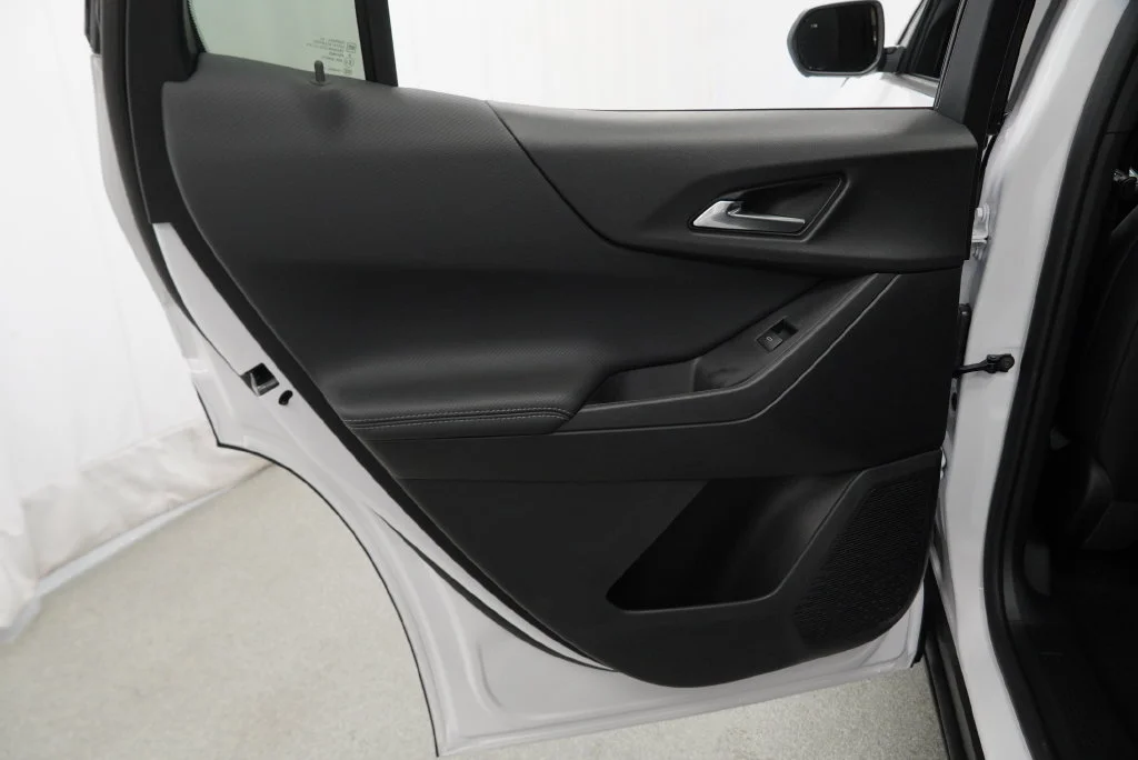 New 2027 Summit White Chevrolet LT image 32