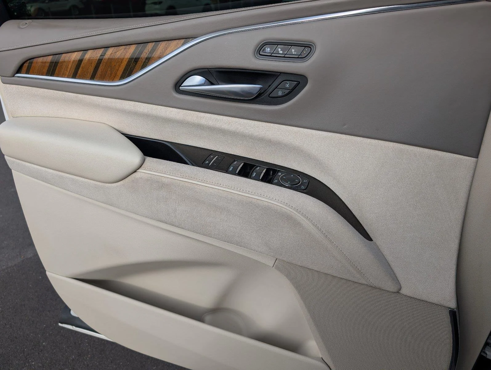 Used 2021 CRYSTAL WHITE TRICOAT Cadillac Premium Luxury Platinum image 16