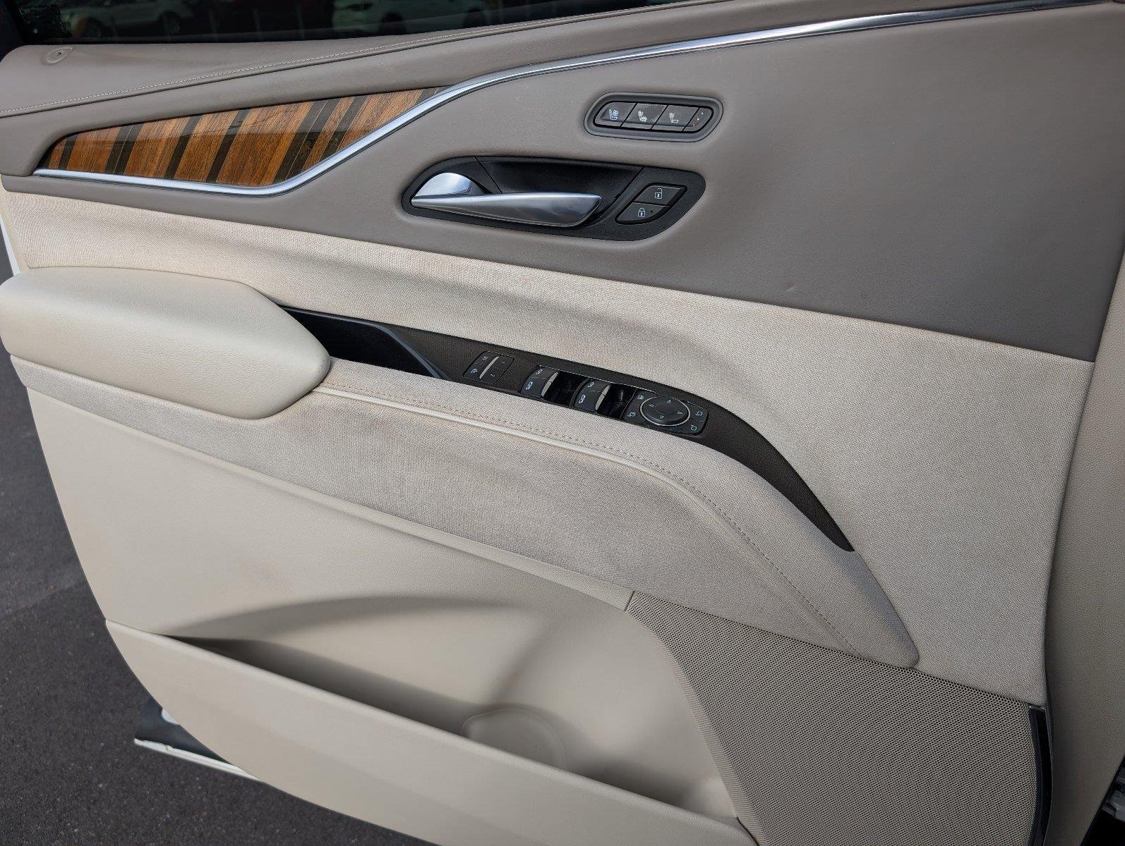 Used 2021 CRYSTAL WHITE TRICOAT Cadillac Premium Luxury Platinum image 16