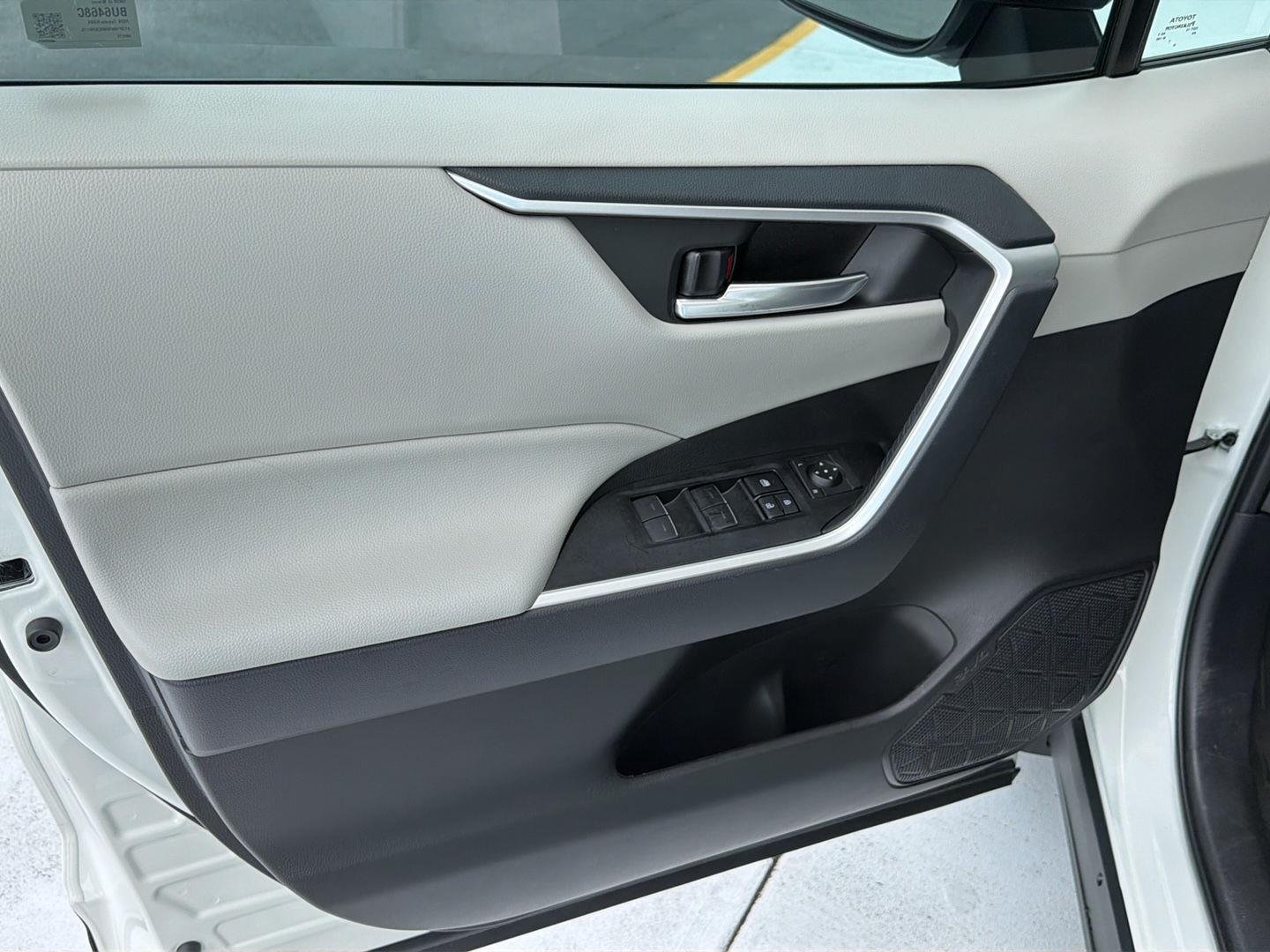 Used 2024 Ice Cap Toyota XLE image 16