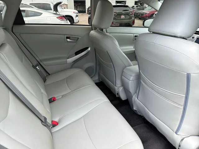 Used 2013 Silver Toyota Three image 27
