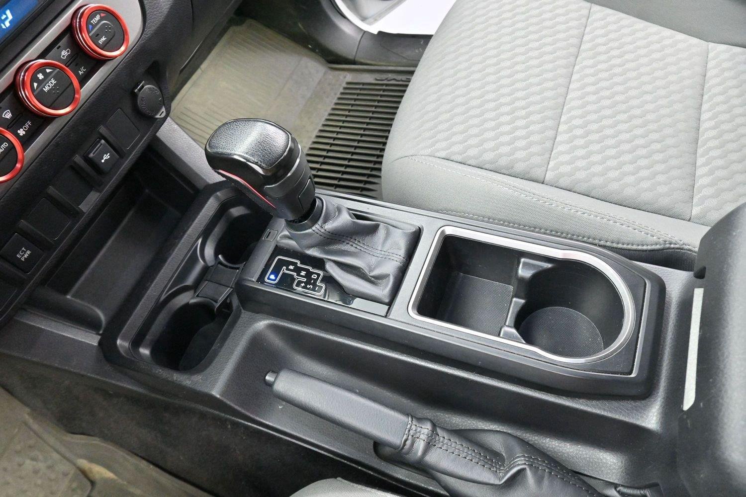 Used 2022 White Toyota SR V6 image 26