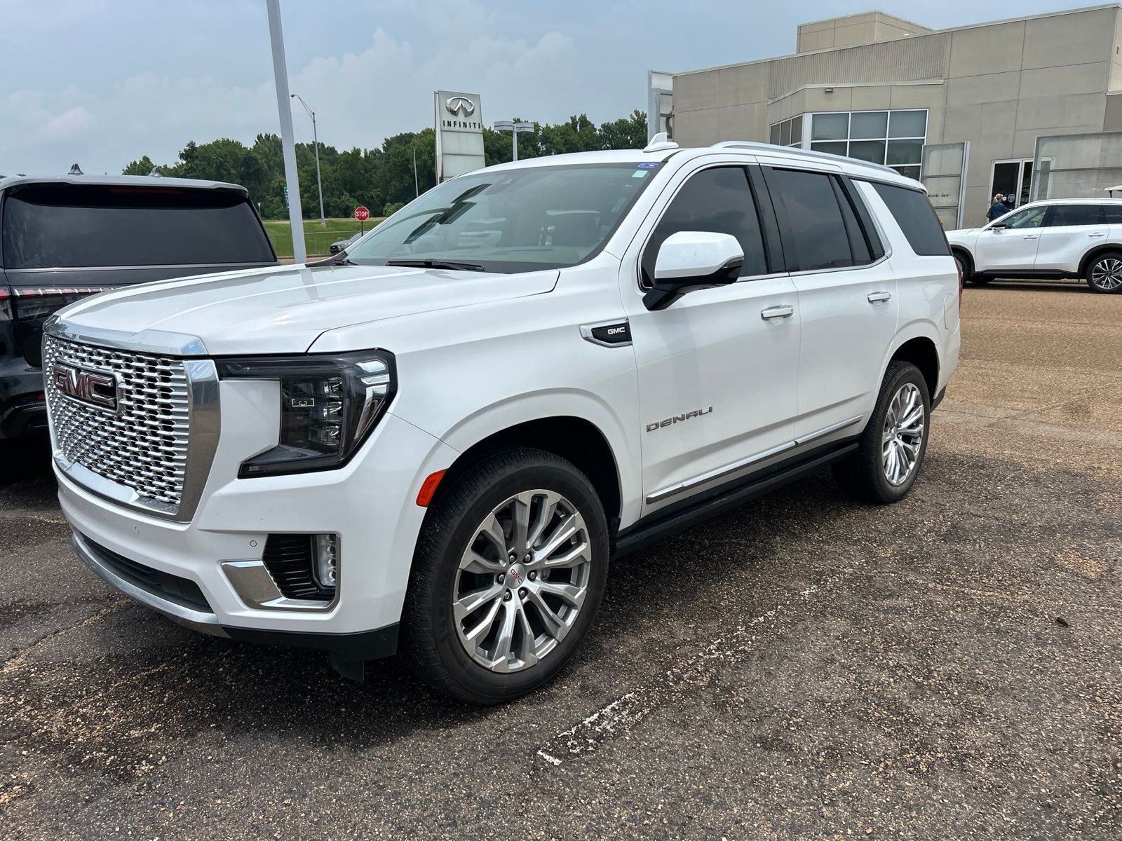 Used 2022 White GMC Denali image 3