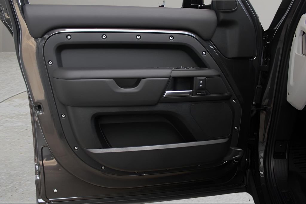 2025 Land Rover Defender S - Photo 10
