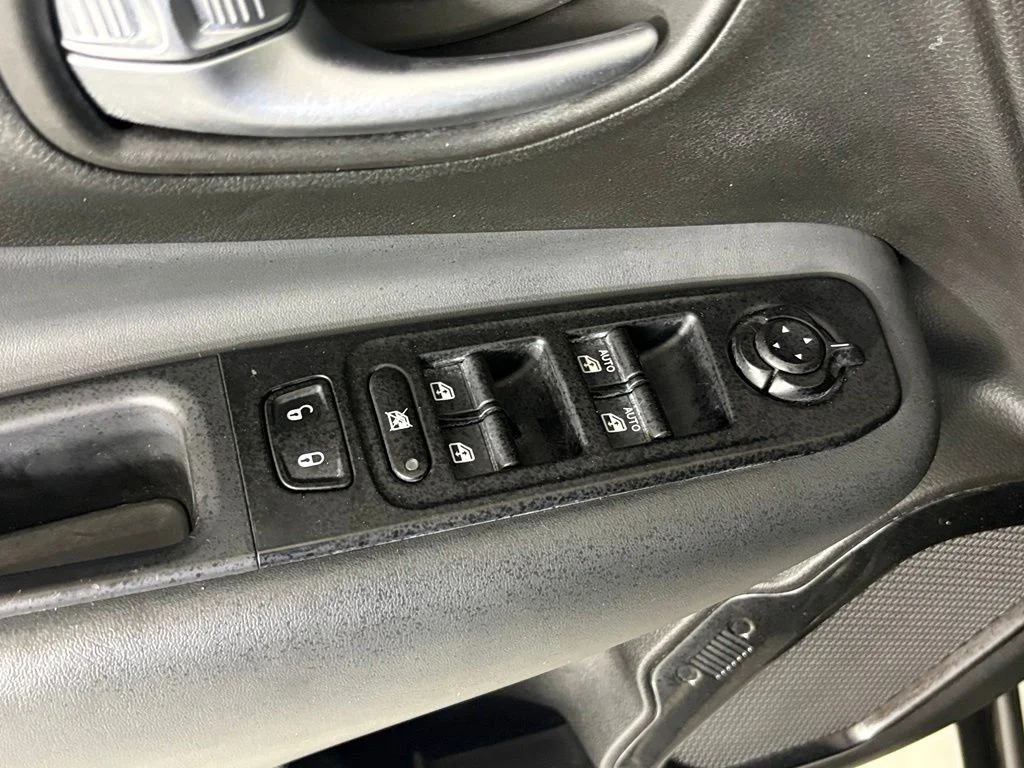 Used 2022 Gray Jeep Altitude image 15
