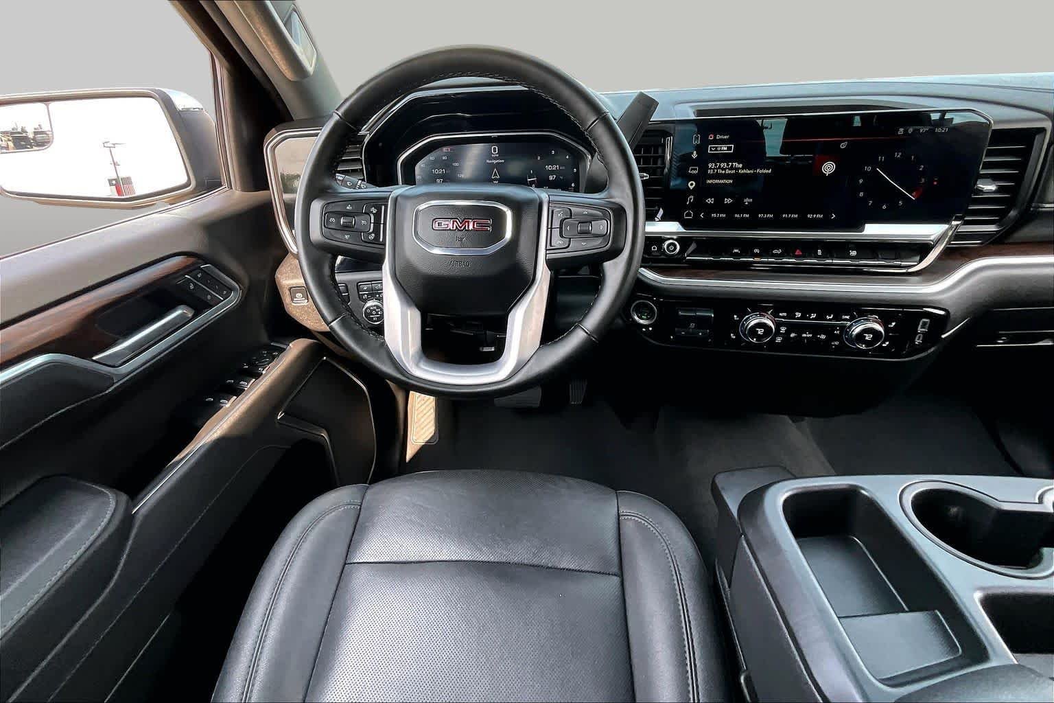 Used 2025 Onyx Black GMC SLT image 6