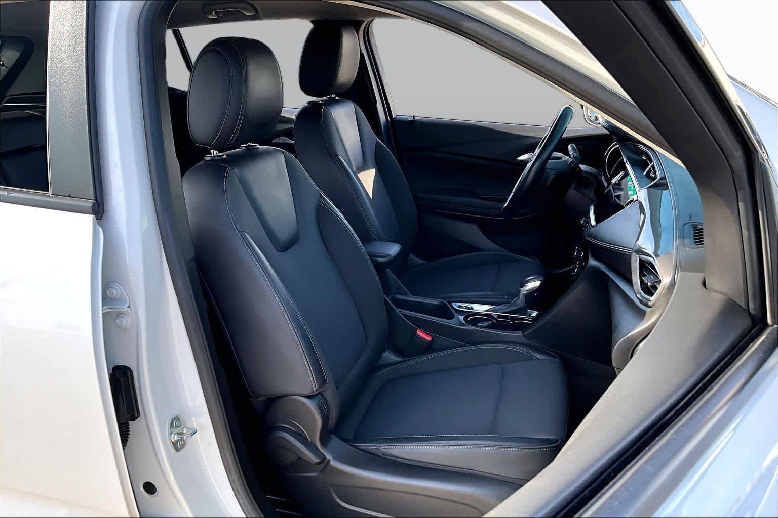 Used 2022 WHITE FROST TRICOAT Buick Select image 9