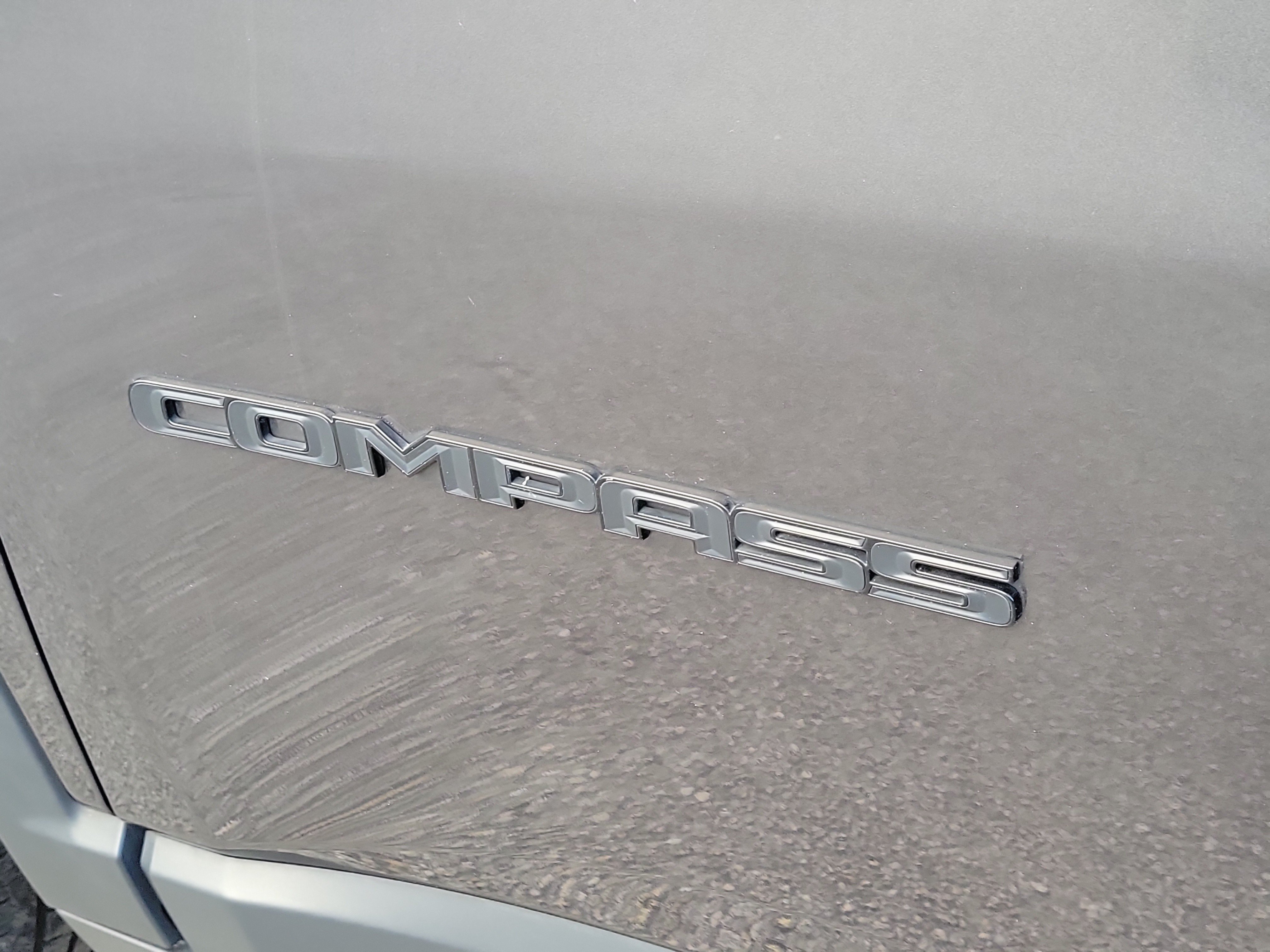 Used 2021 Granite Crystal Metallic Clearcoat Jeep Latitude image 6