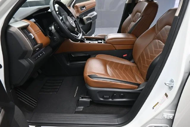 Used 2024 White Nissan Platinum image 29
