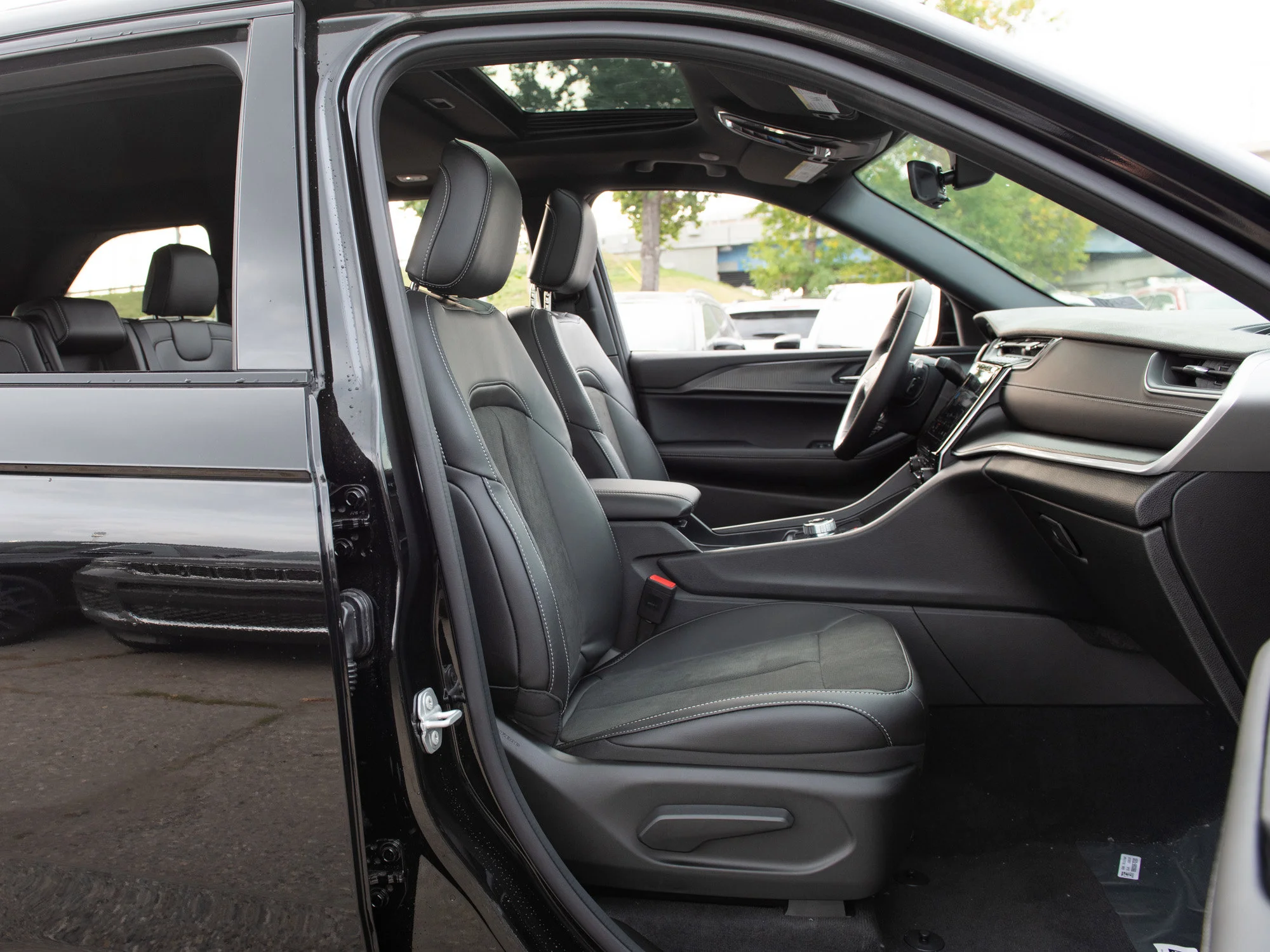 New 2025 Black Jeep Altitude* 4x4, Sunroof, Trailer Tow Package, Heated Leather image 26
