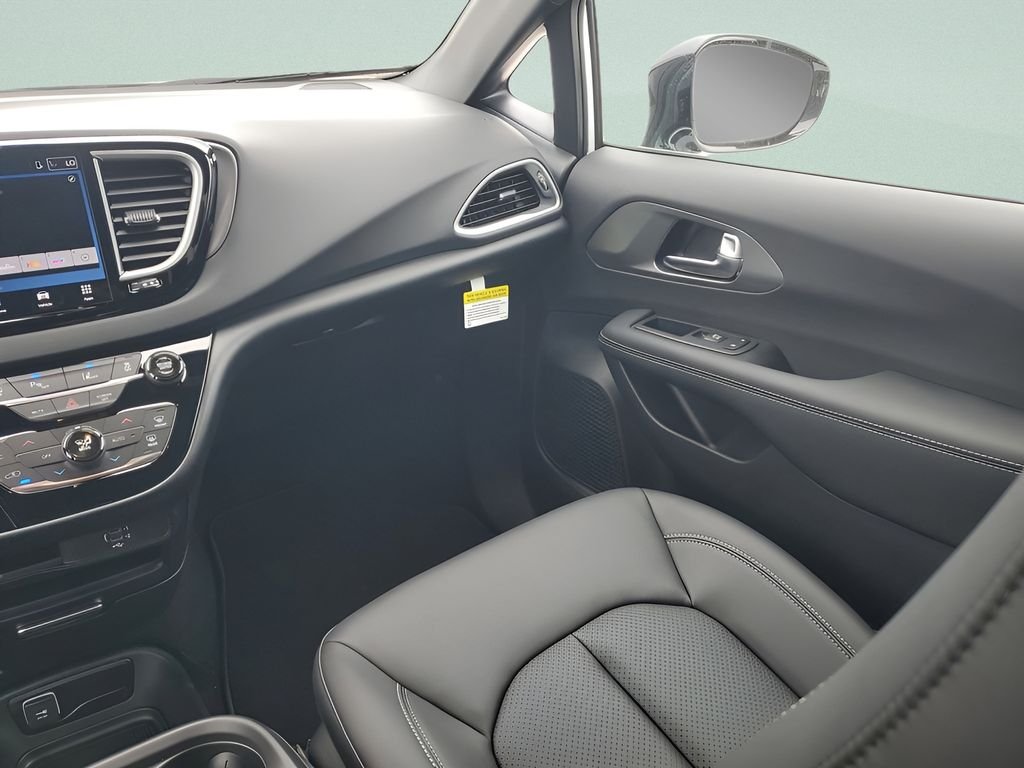 2026 Chrysler Voyager LX - Photo 11