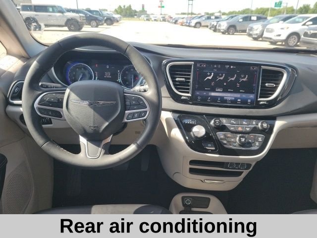 Used 2023 Velvet Chrysler Touring L image 4
