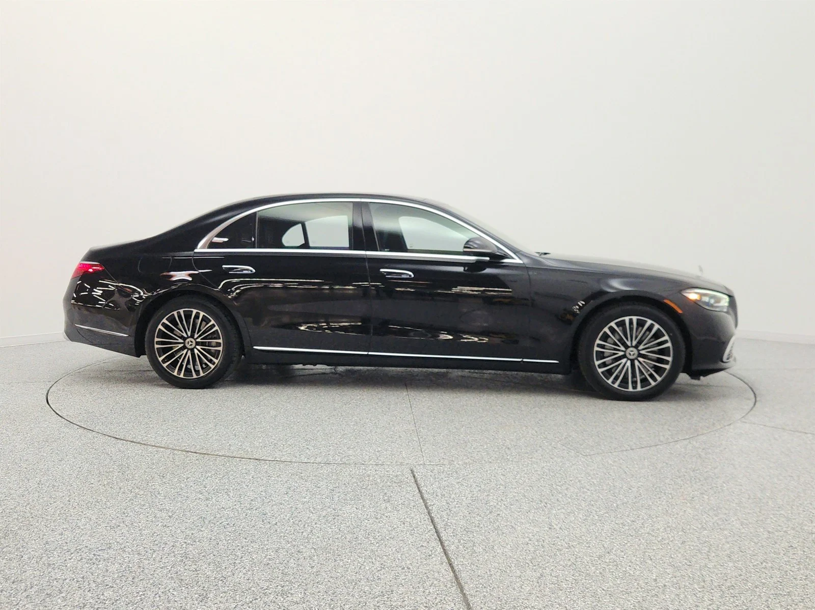 Used 2023 Obsidian Black Mercedes-Benz S 580e 4MATIC® Sedan image 4