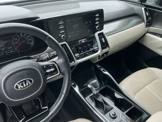 Used 2021 White Kia S image 25