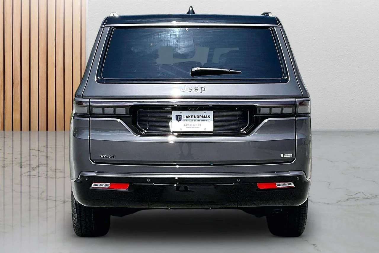 New 2026 Baltic-Gray Metallic Clear-Coat Exterior Paint Jeep Upland image 8