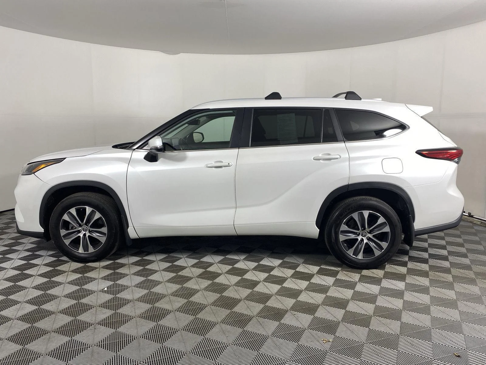 Used 2023 Wind Chill Pearl Toyota XLE image 13
