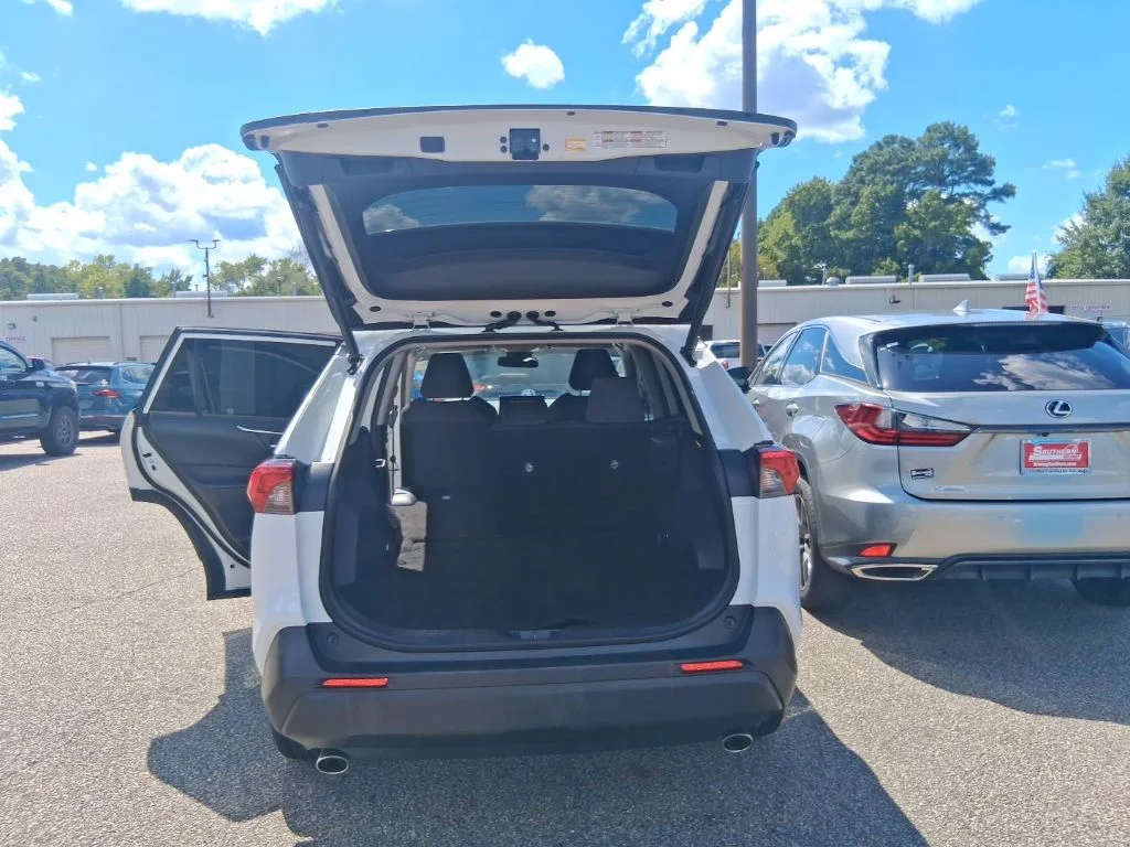 Used 2020 White Toyota XLE image 19