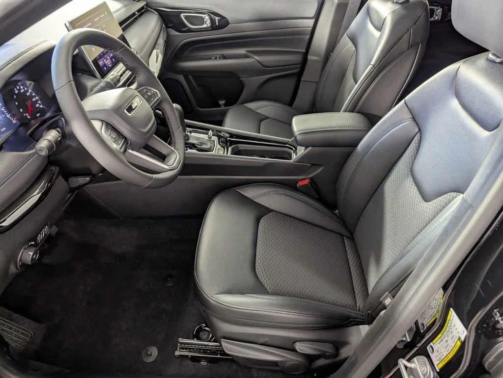 New 2026 Diamond Black Crystal Pearl-Coat Exterior Paint Jeep Latitude Altitude image 10