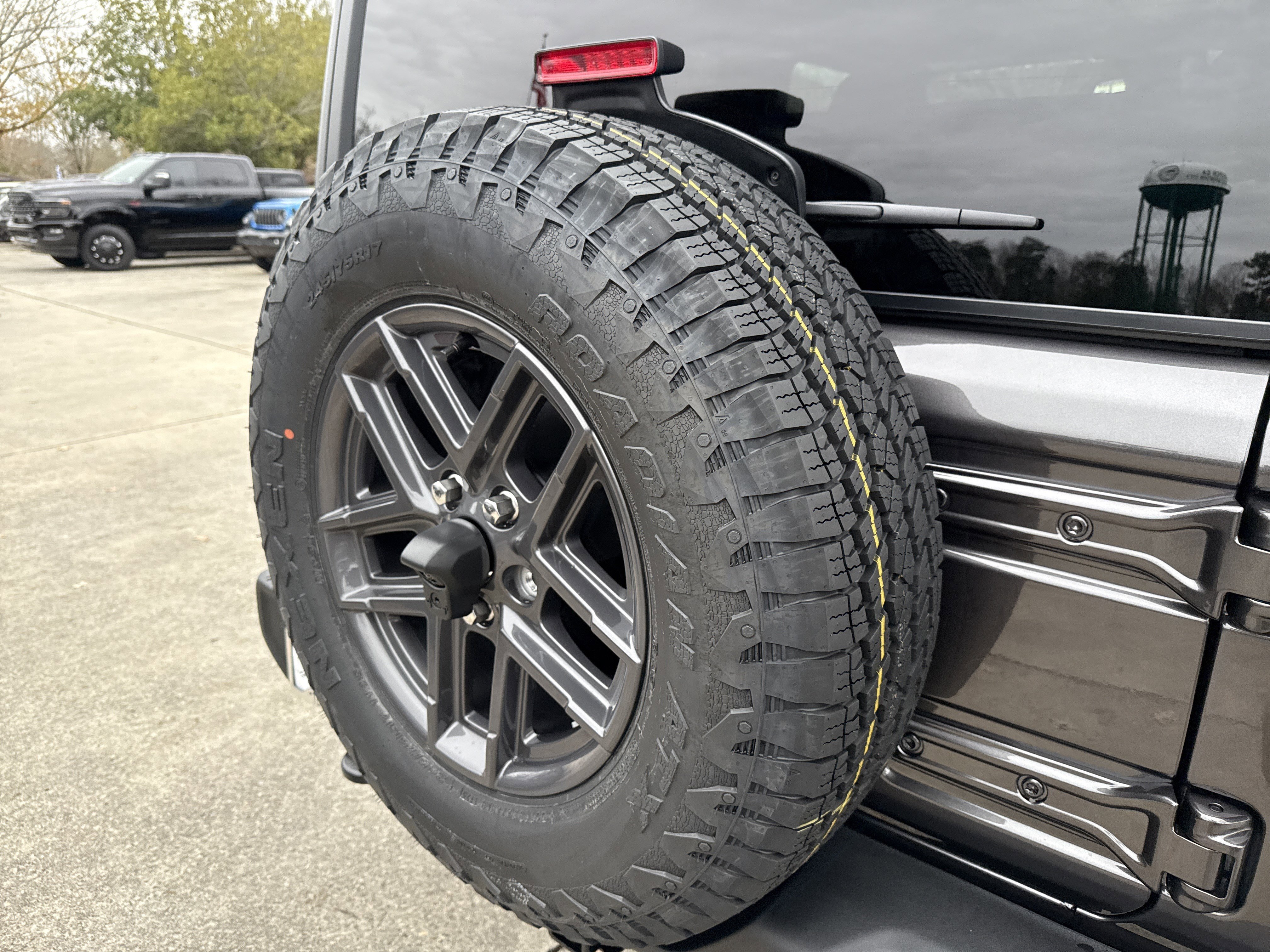 New 2026 Granite Crystal Metallic Clearcoat Jeep Sport S image 19