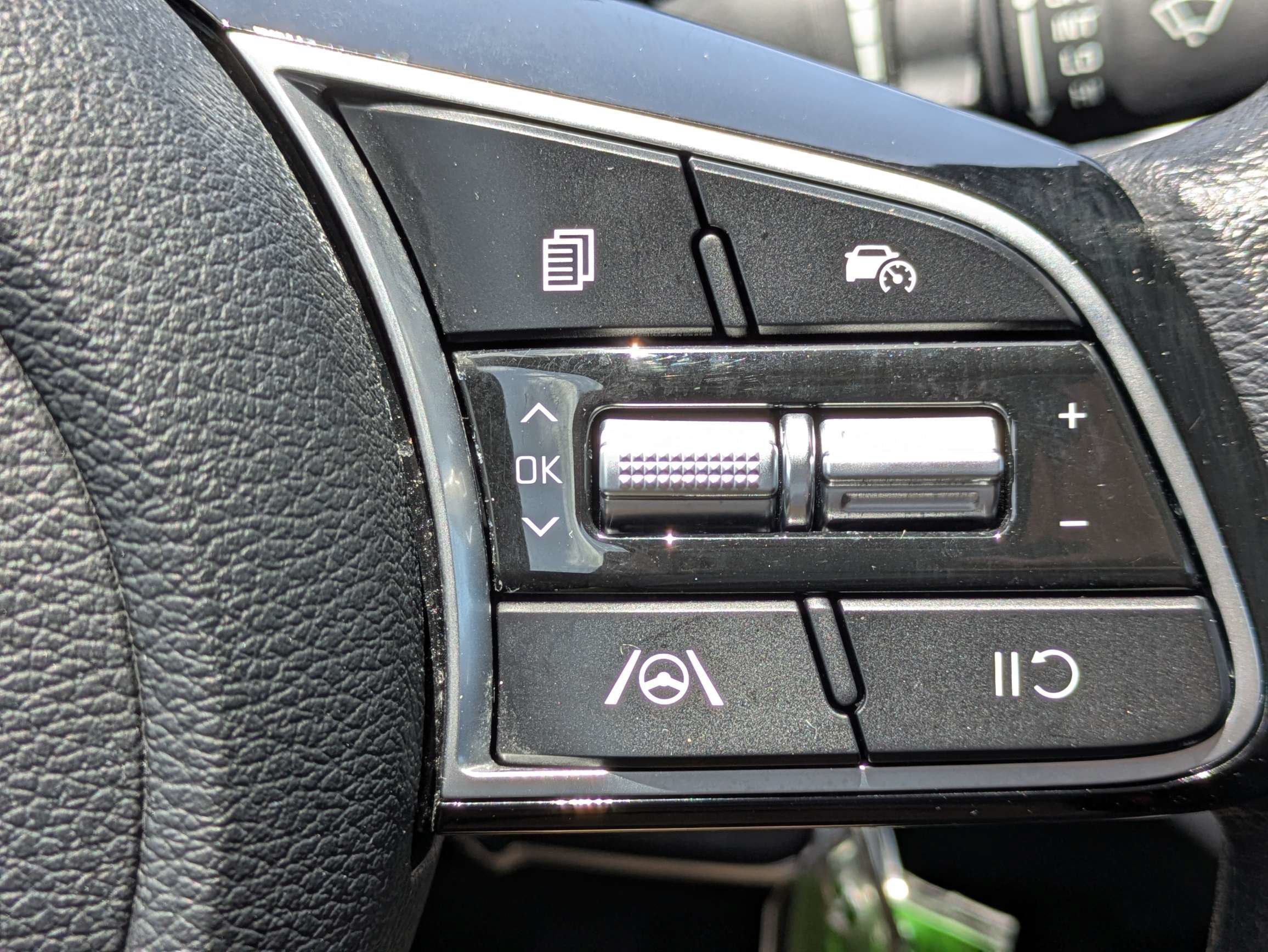 Certified Used 2024 Snow White Pearl Kia LXS image 28