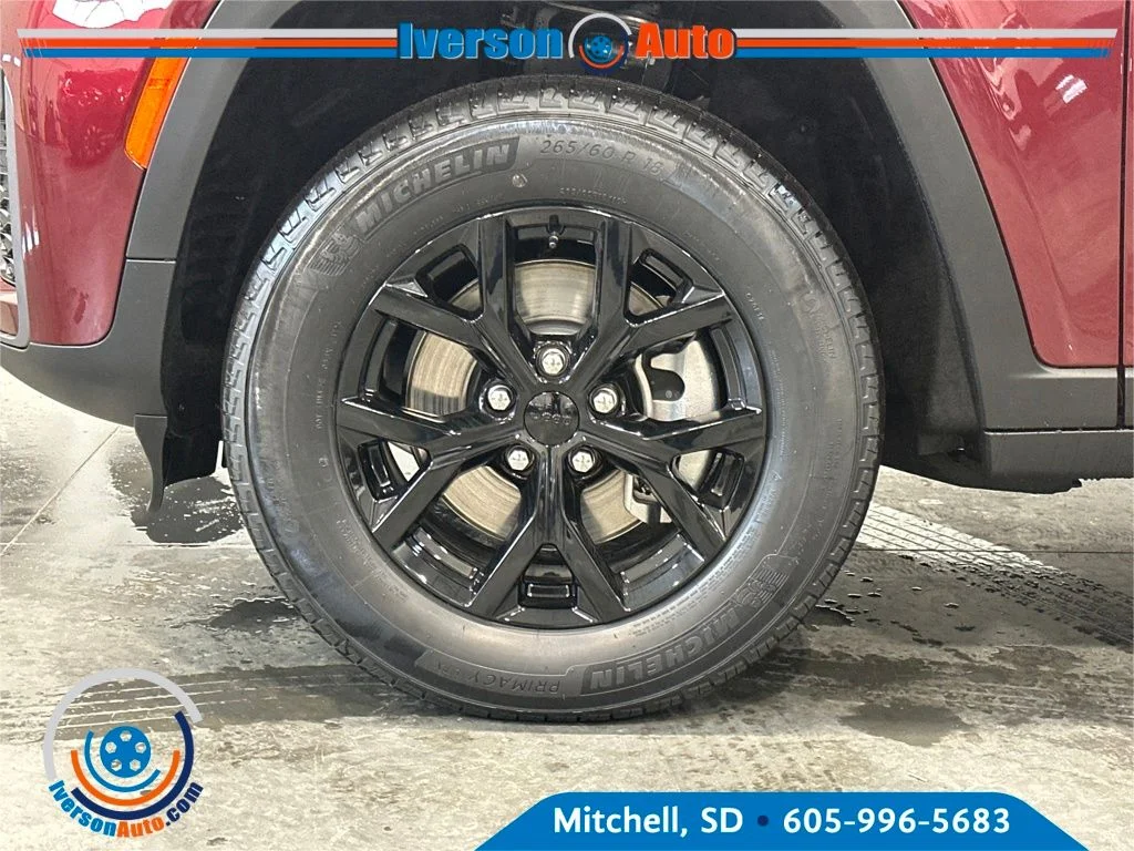 New 2026 Velvet Red Pearl-Coat Exterior Paint Jeep Laredo image 10